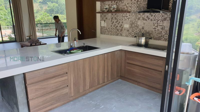 Việc thi công đá ốp bếp có chất liệu solid surface Himacs nhập khẩu trực tiếp từ LG Hàn Quốc đã được thực hiện.